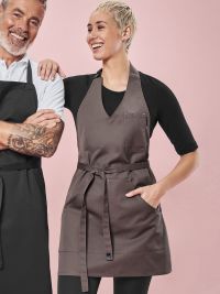 Damen Latzschürze Braun mit V-Ausschnitt, aufgesetzten Taschen und verstellbarem Halsband – ideal für Gastronomie, Catering, Bäckereien und Lebensmittelhandel